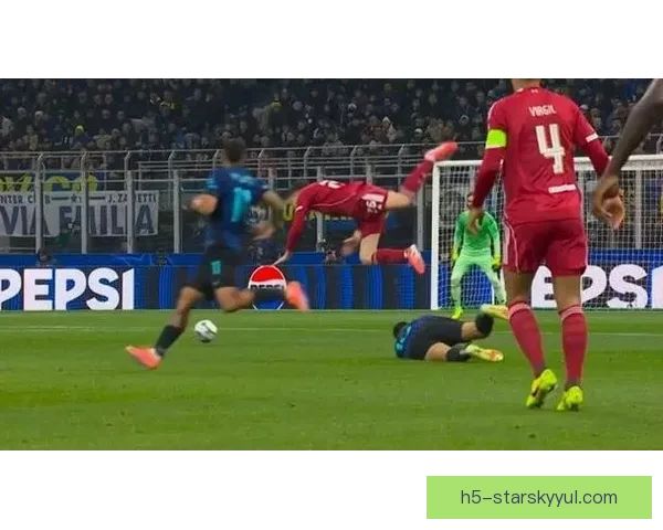 卡卢卢被罚劳塔罗劝裁判无果争议